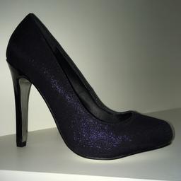 Dorothy Perkins
Size 4 may fit better if you are size 3 1/2
Never worn
Immaculate condition
Purple stardust colour
Heel is a patent purple
Very glamorous
Subtle sparkle