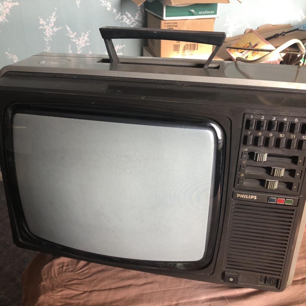 Phillips vintage colour 1980s analogue tv in London for £40.00 for sale