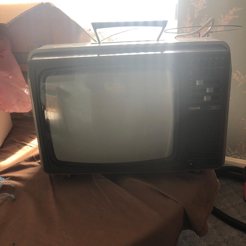 Phillips vintage colour 1980s analogue tv in London for £40.00 for sale