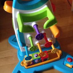 Lustiges Spielzeug mit 4 Smiley Würfeln. Wenn man die Würfel oben hinein wirft, macht es Geräusche und Musik.