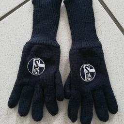 Biete hier Schalke 04 Handschuhe Größe M an. Top Zustand und Qualität. Kann versendet werden gegen Aufpreis.