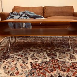Beautiful coffee table. A few slight marks but overall in very good condition. Dimension: W: 120 x H: 45 x D: 50cm