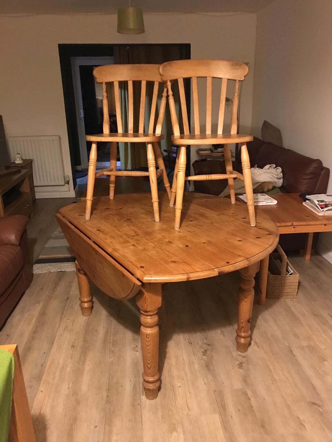 Round pine dining table with four chairs in WR5 Worcester für 60,00