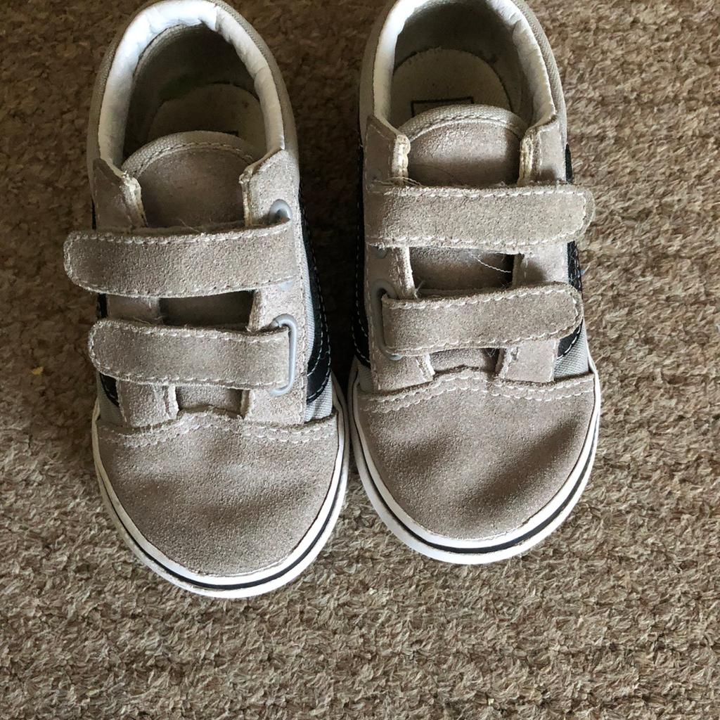 Pre owned, textured grey fabric. Size 7 uk child.