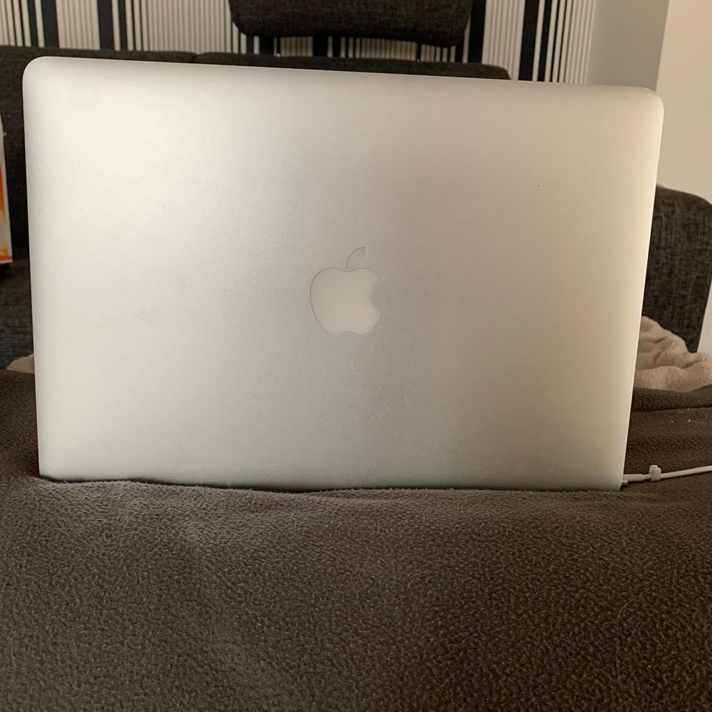 Ich verkaufe mein MacBook Air 13 in silber von Apple. Es ist erst ein Jahr alt und somit hat es keine Kratzer oder Beschädigungen und ist ist einem sehr guten Zustand. Das MacBook ist voll funktionsfähig. Das originale Ladekabel ist anbei.