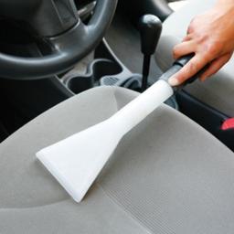 si eseguono pulizie interni auto accurate con prodotti e macchinari adeguati