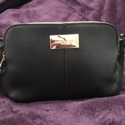 River island shoulder bag overall bag is good condition but there’s signs of wear and tear at the corners new zip which you can’t really notice unless you look closely as shown in photos and usual wear on strap. Plenty lift left in and price realistic of condition. New 5 months ago cost £36. Open to offers 
Happy to post, buyer pays postage which is £3.90
PayPal or bank transfer accepted