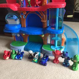 Pj masks deluxe headquarters with working control pad. Also included bath squirting pj masks (never used), and all the accessories in the picture.
5 figures and vehicles
3 bath squirters
4 standing figures.
From pet and smoke free home
Would make an ideal Christmas present.