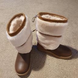 brand new ugg boots size 4.5 uk womens never been worn as to small and to late to take back great for the cold weather £65

pick up sk14