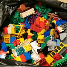 Ein Sack voll Legoteile! Viele Tiere, Zooteile, Männchen, ein paar Schienen, Steckplatten, jede Menge Klötze, usw.