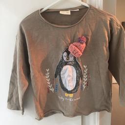 Mink coloured long sleeved top with penguin on, penguin has a knitted pale pink detail hat. Good
Condition.
