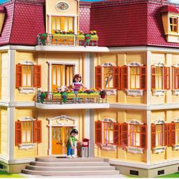 Verkaufe das Playmobil Familienhaus 5302.Es wurde aufgebaut drei oder vier mal mit gespielt und so wieder abgebaut. Das haus ist voll möbliert und mit allen Figuren eher mehr.