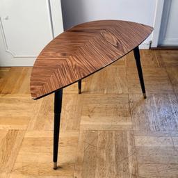 Soffbordet Lövet från IKEA i bruksskick varav den säljes för en billig peng. Kantstött och på små avskavningar på ytan. Det går säkert att laga av en händig. Jag har använt den som den är då jag inte är petig. Alla bitar på plats för övrigt.