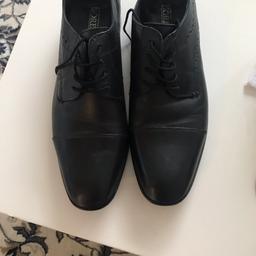 Klassische Männer Schuhe, komplett aus Leder. 42.