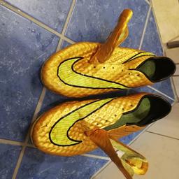 Verkaufe gebrauchte goldene Nike Fußballschuhe.

Schnürsenkel werden gerade gewaschen und sind natürlich auch dabei.

Oft getragen, siehe Fotos.

Versand gegen Aufpreis möglich.

Preis VHB