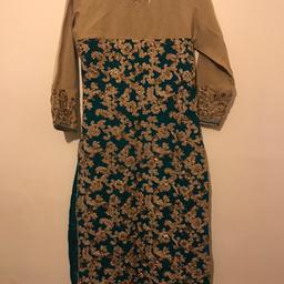 Lovely green kameez
Lining on sleeves 
Trousers have a motif
Scarf is 2 toned both colours
Size 10-12
Good condition