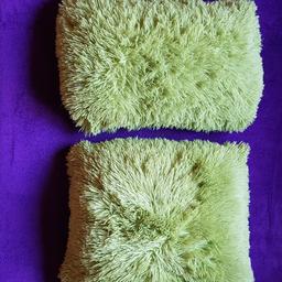 Größe: ca 60×40cm
Farbe: grün
2× Kissenbezug mit Kissen
Kein Versand möglich.
