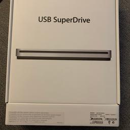 Ich verkaufe ein USB SuperDrive Laufwerk.Es wird mit einem USB Typ-A Kabel, das in das SuperDrive Laufwerk integriert ist, an das MacBook, oder den iMac oder den Mac angeschlossen. Das Laufwerk hat kein separates Netzteil und funktioniert  ohne Netzstrom oder Batterie.