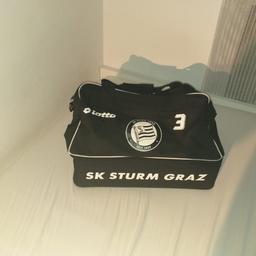 Weiß-schwarze Sk Sturm Graz Tasche.
Selten benutzt und in einem sehr guten Zustand.
Preis Vb.