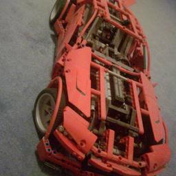 Ein aus Lego angefertigtes Sport-Auto. 
V8 Zylinder und man kann es Manuel hinten am Kofferraum selber steuern durch ein kleines Zahnrad.
