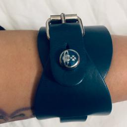 Blue/green basically new buckled VW cuff with logo button
Excellent condition... no scratches or marks....unboxed
Selling due to size bit big for me
Also have pink/red exact same
Will consider all sensible offers
Retail c £180

Will give discounted price if take Both cuffs