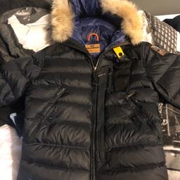 BOYS SMALL PARAJUMPER SKIMASTER COAT WITH FUR HOOD. 

COLOUR: NAVY

AUTHENTIC CERTIFICATE
SPARE SET OF BUTTONS 
NO WEAR AND TEAR AT ALL
PAID £445.