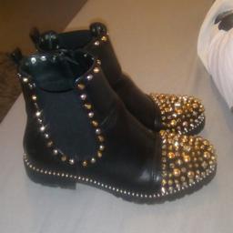 Black leather ankle boots with gold & silver studs and spikes.
Inside zip.
Size 7 UK
great condition