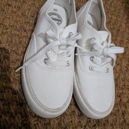 Vita tygskor köpta i Japan säljes! Skorna är endast provade så de är i nyskick. Finns i Stockholm!