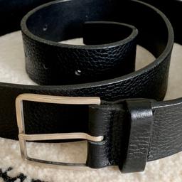 Cintura in pelle nera del marchio Andrea D’AMICO
Misura 95/110
Usato, in buone condizioni