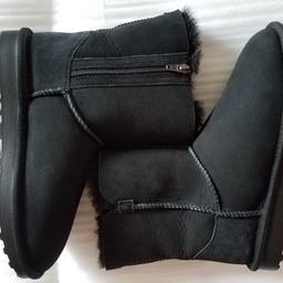 Hi, you are looking at new black winter boots without box. Thank you