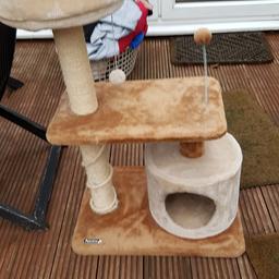 cat scratch post and bed. used. rope coming off post. still plenty of use in it. 
collection only from Burtonwood Warrington Cheshire.