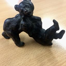 Verkauft wird eine alte Bronze Figur "Zwei spielende Bärenjungen". 
Bronze, patiniert
Abmaße: Höhe ca. 6,4 cm, Länge ca. 9,5 cm
Gewicht: 264 g
Selbstabholung oder zzgl. Versandkosten