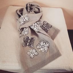 #Sciarpa #foulard della #thun 95% #lana color grigio con motivo farfalle 🦋
Senza scatola, ma è praticamente nuova e intatta, mai usata.
Su internet la danno intorno ai 50€

⛄Potrebbe essere un idea per un picco pensiero di #Natale

Spedizione esclusa