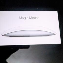 Apple Magic Mouse 2 har en ny design och är dessutom laddningsbar, vilket innebär att du slipper använda batterier. Den är lättare, har en förbättrad konstruktion och färre rörliga delar, tack vare det inbyggda batteriet och den skarvlösa undersidan. Allt det här gör att Magic Mouse 2 glider smidigare och följer dina rörelser bättre. På Multi-Touch-ytan kan du använda dig av enkla gester för att exempelvis svepa mellan webbsidor eller bläddra genom dokument. Oöppnad och oanvänd!