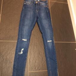 Helt nya jeans från Ginatricot i sliten look med hål på knäna i den populära jeans modellen Molly. 
Ljusblå denim färg, storlek SMALL med normal till hög midja. Endast provade men aldrig använda - alltså helt nya! 
Nypris: 299 kr