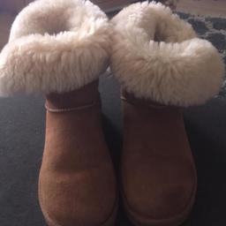 ladies ugg boots size 5.5 only worn a couple of times cash on collection from grantham or i can deliver in grantham thanks