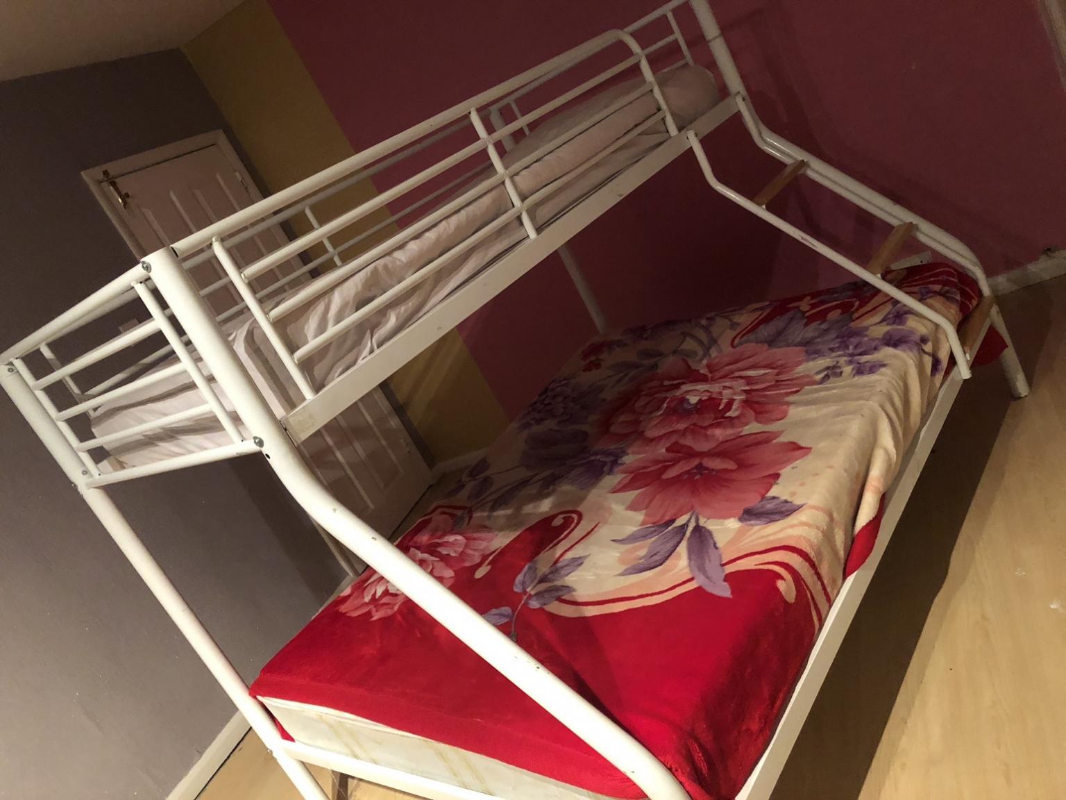 Triple bunk bed ( white metal ) in Luton für £ 50,00 zum Verkauf