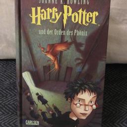 Biete hier ein Harry Potter Buch an. Es ist gebraucht mit einer Geburtstags Widmung auf der ersten Seite aber sonnst in einem sehr guten Zustand. Die Widmung könnte überklebt werden.