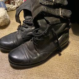 Black boots, great condition, barely been worn. Size 4.