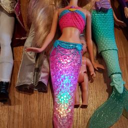 Verkaufe verschiedene Barbie anna und elsa mehrjungfrau Barbie die leuchtet. verschiedene Kleider dazu. natürlich leichte Gebrauchsspuren.