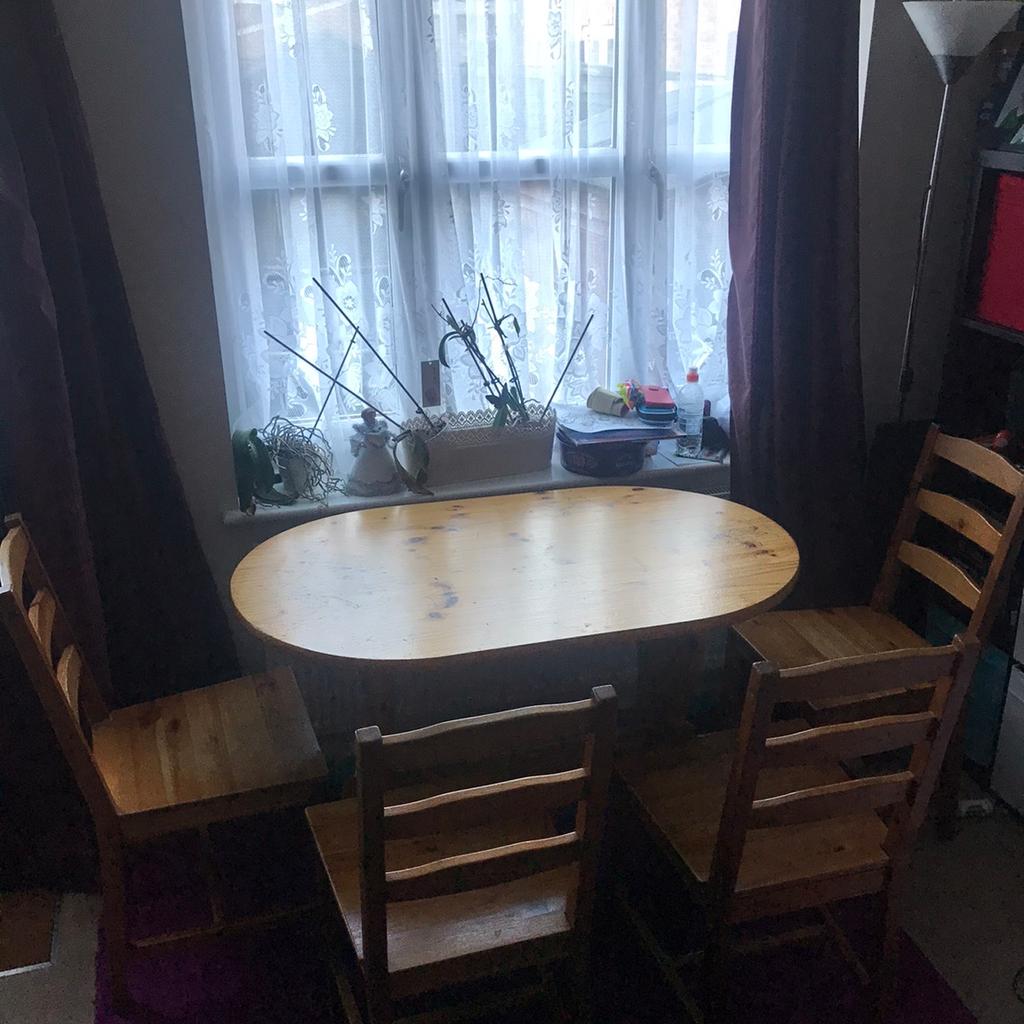 Table with 4 chairs in easthampstead f r 15 00 zum verkauf shpock de