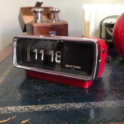 Ed ecco questo carinissimo orologio da tavolo giapponese Rhythm, un Flip Clock (si chiama così per via dei numeri che girano) anni 60 funzionare perfettamente, utilizza una pila di quelle cicciotte. Il colore è magnifico e i numeri che scattano personalmente li trovo ipnotici. Dimensioni: 14 x 7 x 10 cm #alchimiaepolvere #orologio #giappone #japan #rhythm #ora EVENTUALE SPEDIZIONE DA CONCORDARE