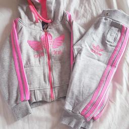 girls tracksuit age 2 
Excellent condition