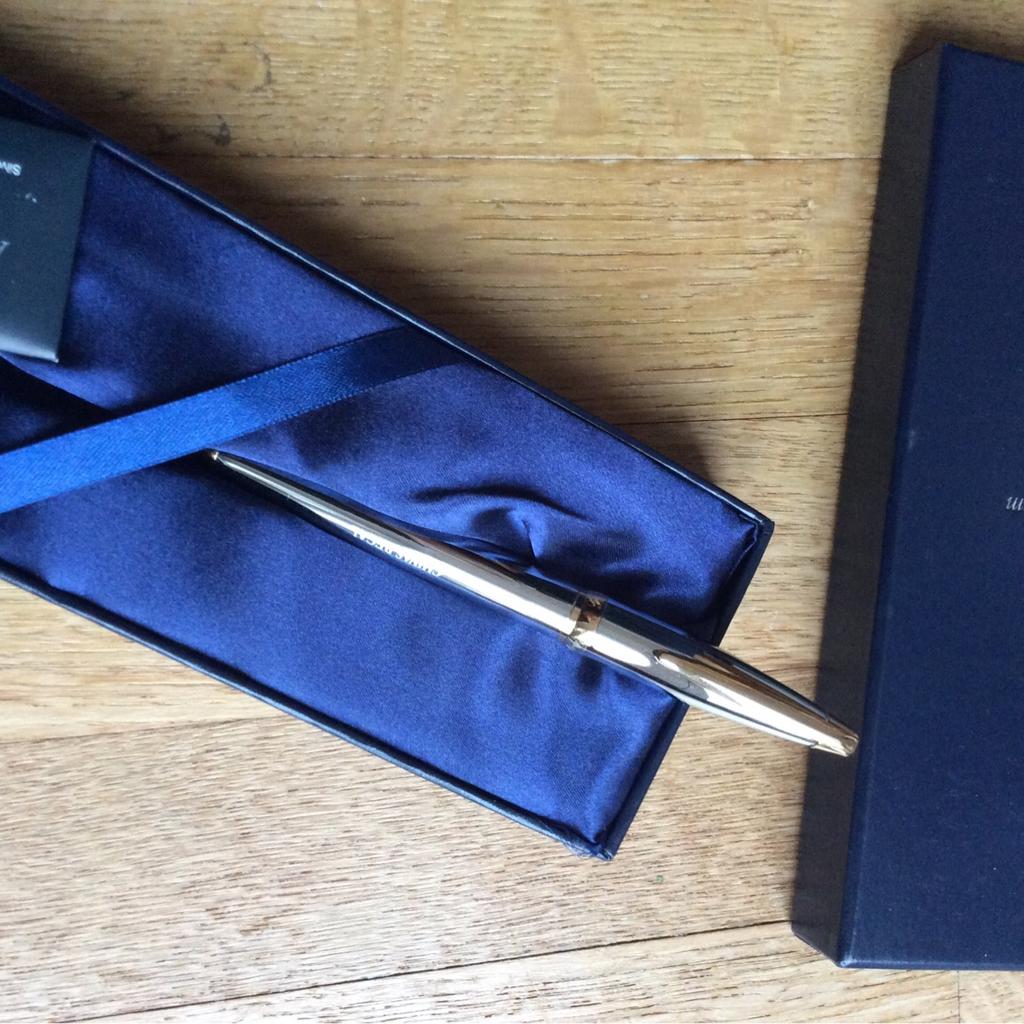 Beautiful pen in gift box. Never been used
Perfect gift for xmass