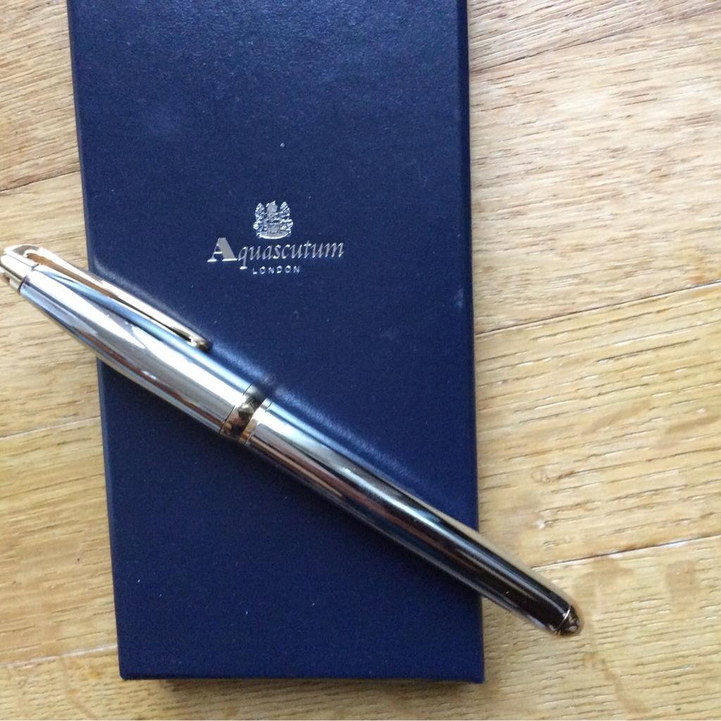 Beautiful pen in gift box. Never been used
Perfect gift for xmass