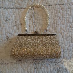 Little Girls Monsoon Occasion hand bag, gold lace body with pearl handle. Never been used.
Please take a look at my other items for sale as I'm having a big clear out due to expecting a little one.
Buyer pays PayPal fees and postage costs.