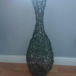 Tall wicker vase 
Good used condition
Smoke and pet free home