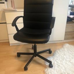 Schwarzer Schreibtischstuhl von Ikea (Renberget)
Mit Rollen
Drehbar
Wurde eher als Deko genutzt als als Stuhl, deshalb noch sehr gut erhalten

Nichtraucherhaushalt, keine Haustiere