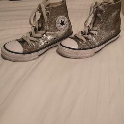 Girls size 12 gold glitter converse
Excellent condition