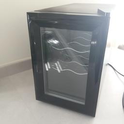 Plug in to mains small 'bottle fridge'.
Holds 6 bottles of wine when they are led down.
Very good condition.
h: 40cm
w: 25cm
d: 52cm
